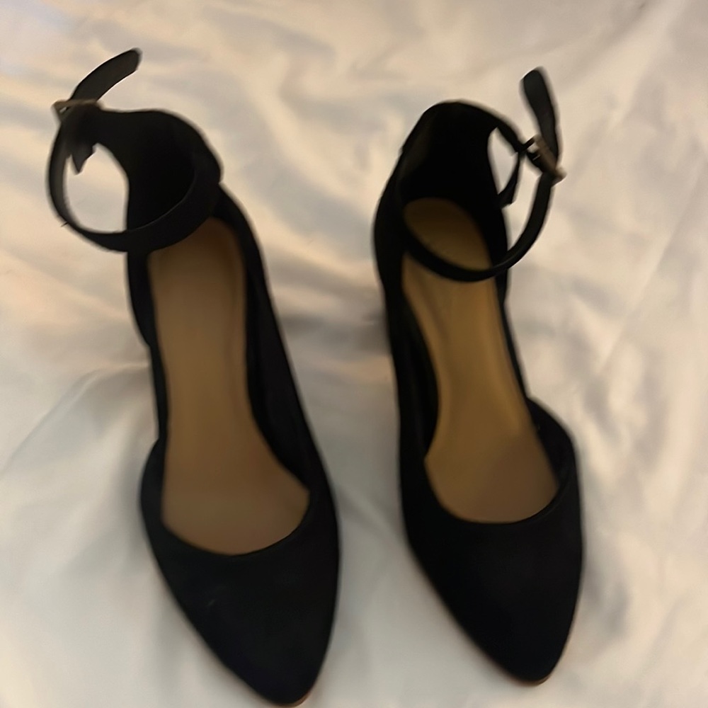 High heels black shoes